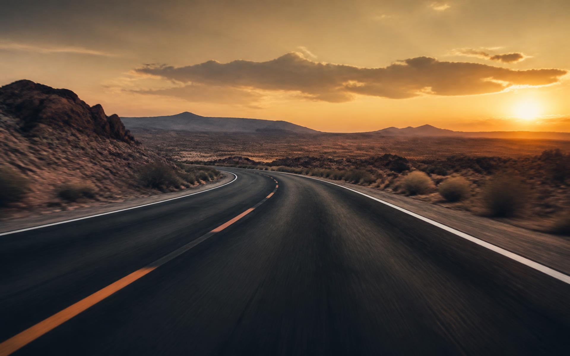 Carretera abierta al atardecer vista desde el nivel del asfalto